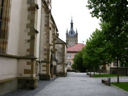 Blick von der Stadtkirche zum blauen Turm